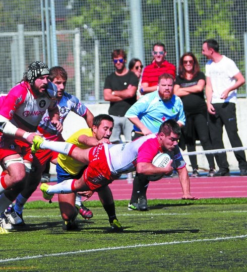 Mikel Aizpurua logra un ensayo en el partido de ayer. 