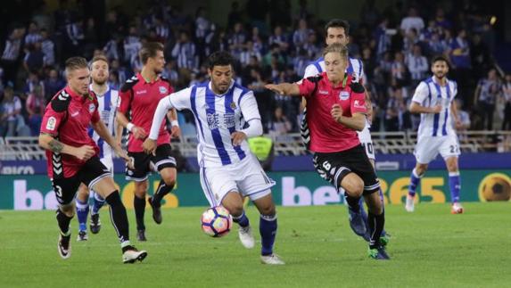 Vela se escapa de Llorente.