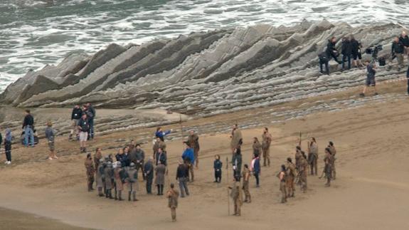 El rodaje de 'Juego de Tronos' ha arrancado esta mañana en la playa de Itzurun de Zumaia, con la presencia de dos de los actores principales.