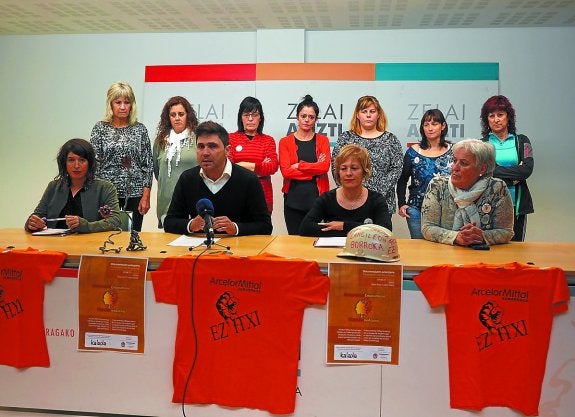 El alcalde de Zumarraga, Mikel Serrano, junto a las 'Mujeres de Acero' en un acto ayer. 