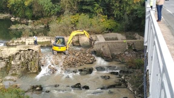 Una excavadora trabaja en la presa de Aduna.