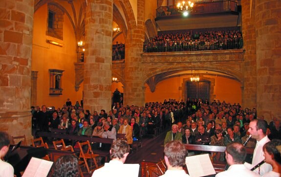 Los txistularis de Goiz Deia ante el multitudinario público del concierto de Santa Cecilia del año pasado.