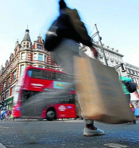 Un comprador transita por Oxford Street, el corazón comercial de Londres. 