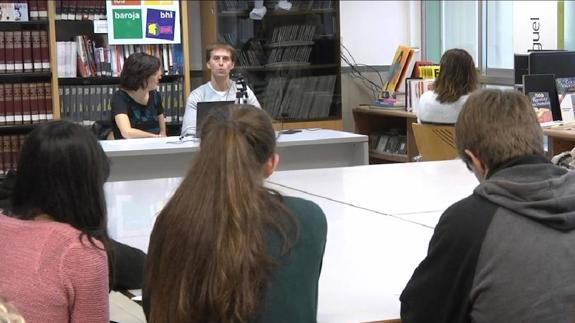 Arretaz jarraitu zituzten ikasleek Eduardo Jauregiren esanak.