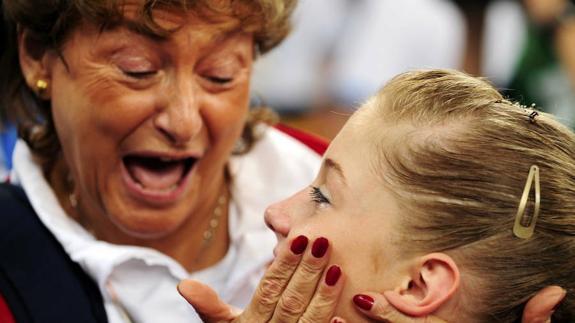 Martha Karolyi junto a la medallista de plata Shawn Johnson en 2008. 