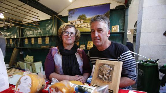 Los responsables de la quesería Aizpea, en su puesto de Gernika.