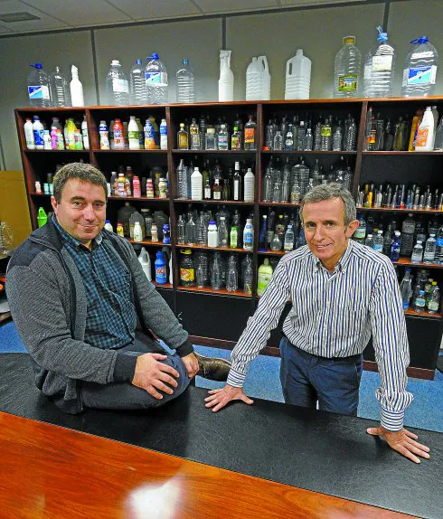 Ibon Altuna e Iñaki Unanue, en una sala de la sede de Legazpi, donde se exponen envases fabricados en Ezkio-Itsaso.