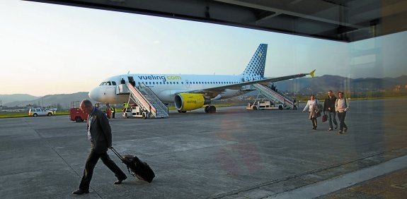 Pasajeros de un avión de Vueling se dirigen a la terminal del aeropuerto de Hondarribia.