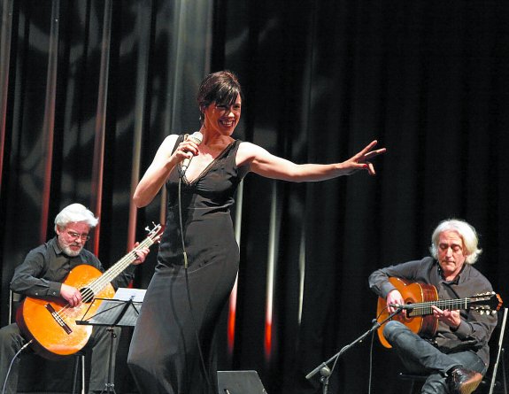 La cantante donostiarra María Berasarte, con los guitarristas José Peixoto y Fernando Judice.