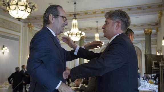 Los presidentes de Kutxabank y Petronor, Gregorio Villalabeitia y Emiliano López Atxurra, en el acto de San Sebastián.