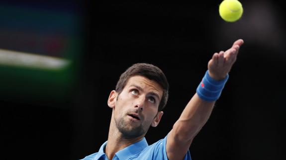 Novak Djokovic realiza un saque antes , de Luxemburgo, durante su partido ante Gilles Muller del Torneo Másters 1000 de París. 