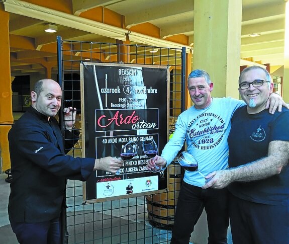 Los organizadores. Con el Cartel de la II Feria del Vino. 