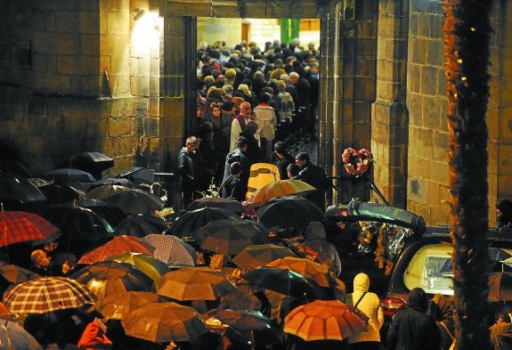 Momento en que el féretro es conducido al interior del templo.