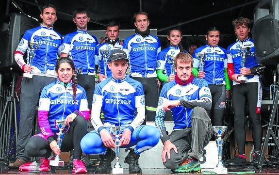 Los campeones de Gipuzkoa, con Lierni Lekuona, Iñigo Altuna y Eduardo Jiménez, agachados.