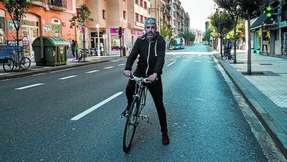El presidente de Kalapie, Gorka Hoyos, cree que es posible y deseable trazar un carril ciclista por la calle Miracruz.
