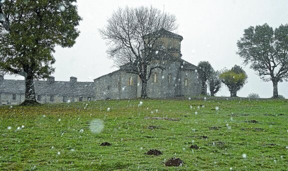 Los primeros copos caen sobre las campas del santuario de San Miguel de Aralar.