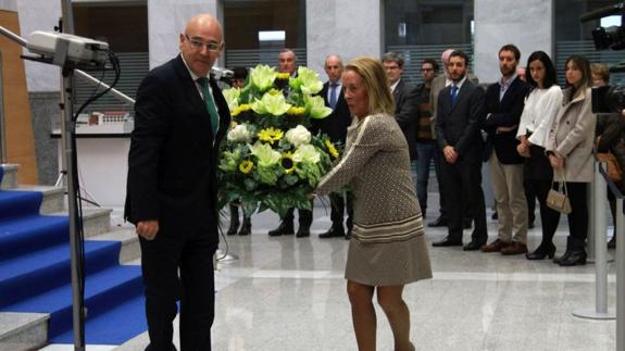 Ofrenda floral durante el acto en memoria del juez asesinado por ETA hace 15 años, el 7 de noviembre de 2001.
