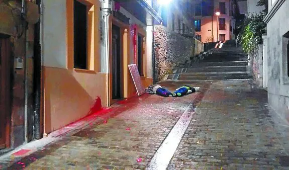 Pintura. Tres jóvenes arrojaron botellas de pintura contra el batzoki.