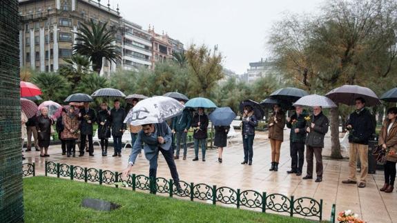 El alcalde de San Sebastián en el acto celebrado este jueves junto al monolito en memoria de las víctimas del terrorimo 'Oroimena/Memoria'. 