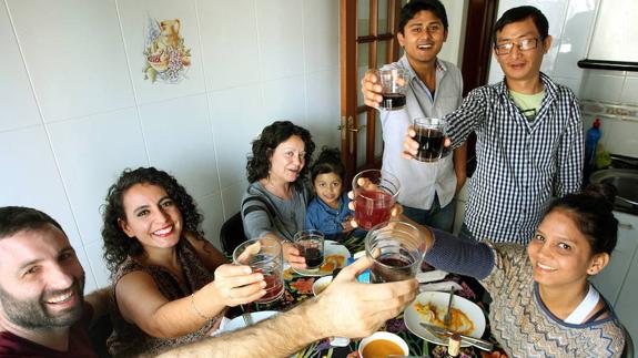 Ibai y su esposa mexicana, que celebran una comida de integración dentro del programa Bizilagunak de SOS Racismo con otra familia nepalí. 