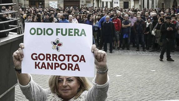 Consuelo Ordóñez, presidenta Covite, defiende la presencia de la Guardia Civil en Alsasua durante una manifestación contra el cuerpo. 