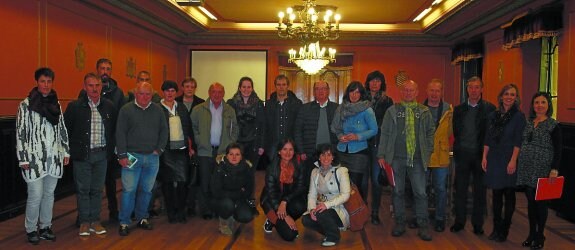 Representantes municipales y de Iraurgi Berritzen junto a los diferentes agentes, un total de once que han tomado parte en el proyecto. 