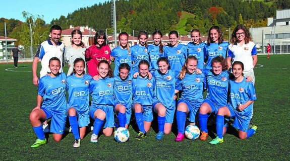 Plantilla del cadete de honor femenino, que hoy se enfrenta al Amaikak Bat en el anexo de Altamira. 