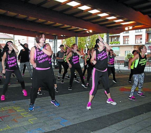 Sesión de zumba con el colectivo Pausoka