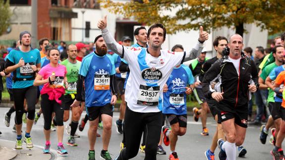 Corredores de la behobia a su paso por Errenteria. 