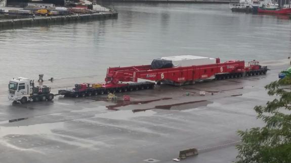 Imagen del remolque que transportará la pieza del aerogenerador de Pasaia a Sangüesa. 