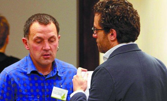 Unai Urruzuno (EH Bildu) y Borja Sémper (PP), en un pleno del Parlamento Vasco.