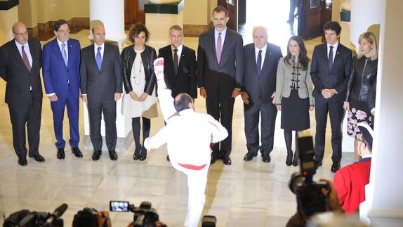 El Rey, junto con el lehendakari y otras autoridades vascas, durante el aurresku en su honor. 