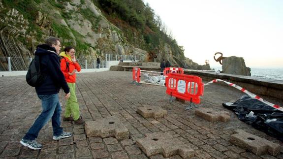 Obras de reparación del muro en el Peine del Viento