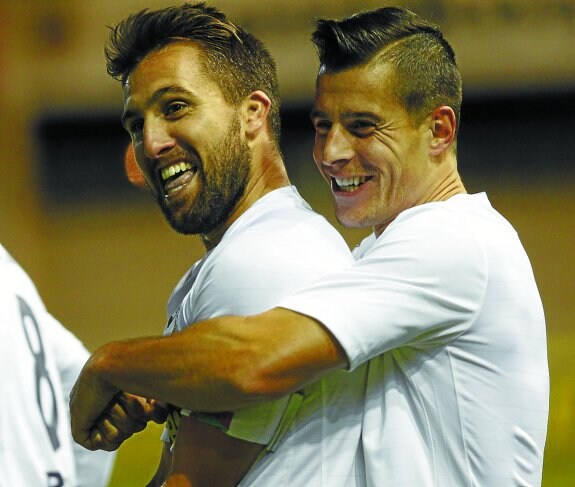 Juan Domínguez, felicitado por su gol ayer en Gal. 