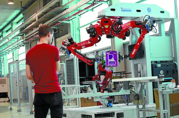 Un especialista de Tekniker manipula un robot de dos brazos en las instalaciones que tiene el centro tecnológico en Eibar.