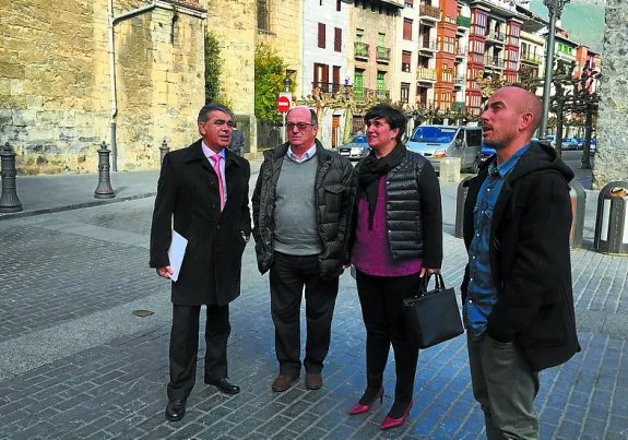 El alcalde y el director de Visesa ante la casa Idiakez. 