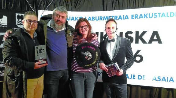 Premiados. El productor de 'Timecode', Daniel Villanueva, el director Kepa Sojo, junto a su mujer, y el presentador de la gala, Luisma Laboa.