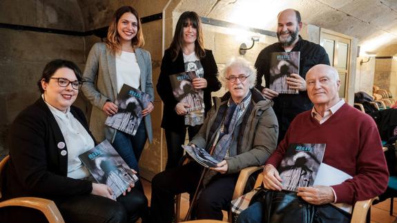 Ezkerretik eskuinera, Alaine Agirre, Zaloa Fuertes, Jasone Osoro, Joan Mari eta Imanol Irigoien eta, bien artean, Ion Sarasola.