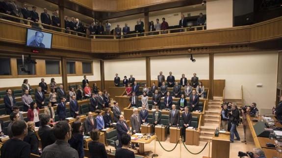 Minuto de silencio en recuerdo del dirigente de Herri Batasuna. 