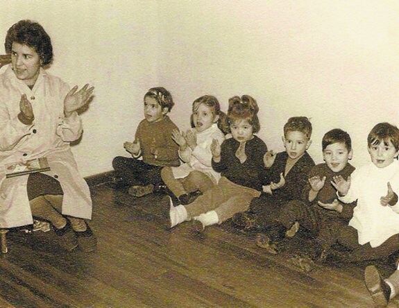 Homenaje. La andereño Pilartxo con un grupo de niños a los que dio clases en su propia casa en los 60.
