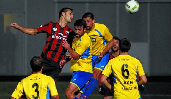 La defensa del Unión no llega a despejar este balón en el partido de ayer en Gobela.