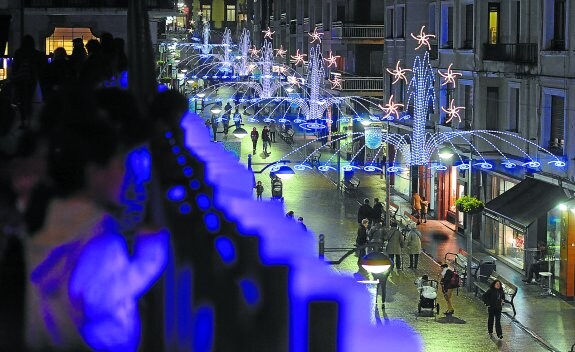 El encendido de las luces de Navidad abrió paso ayer a la campaña organizada por los comerciantes para incentivar las compras en Eibar. 