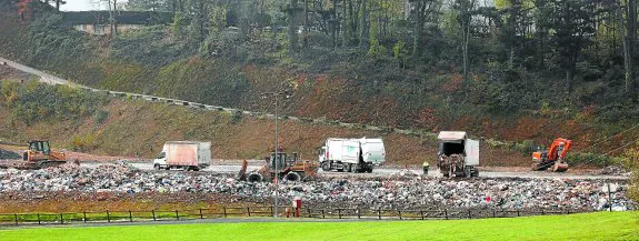 Camiones descargan basura en el vertedero de Lapatx. A partir de mañana esta imagen pasará a la historia.