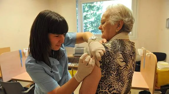 Anulan cautelarmente la orden de Osakidetza para que las enfermeras vacunen