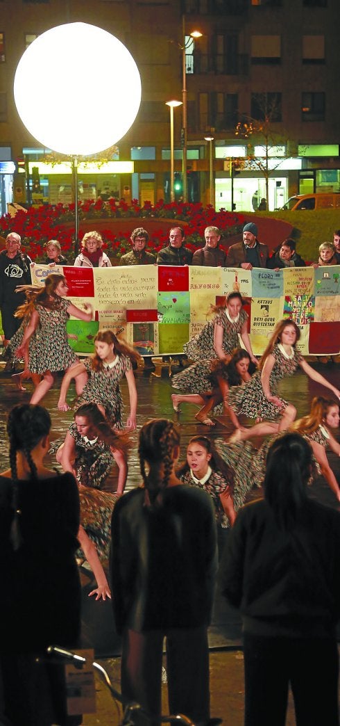 Homenaje a los afectados por VIH, ayer en Donostia. 