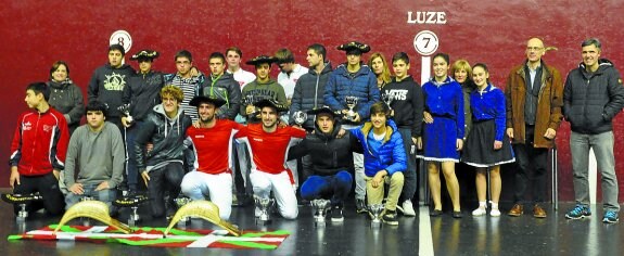 Detalle del reparto de trofeos celebrado el pasado viernes en el frontón Miruaitz. 