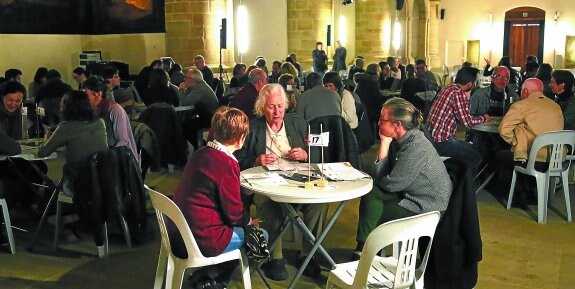 La iglesia del Museo San Telmo se llenó de asistentes al mintzodromo. En el centro de la imagen, Ana Bereziartua, que lleva años participando.