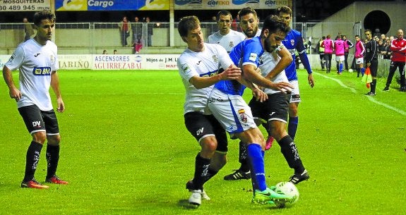 
Urkizu pugna por el balón con un jugador del Logroñés, mientras Juan Domínguez y Esnaola están atentos a la jugada.