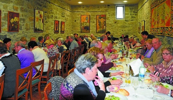 Tras la misa en recuerdo de los socios fallecidos, la comida transcurrió con buen ambiente. 