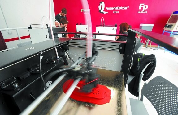 Futuro. Una impresora 3D en acción en Armeria Eskola, centro de estudios de la protagonista del audiovisual sobre Eibar.